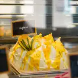 Frisches Joghurteis mit fruchtigem Topping in der Eistheke des Eiskaffee La Dolce Lucania in Feuchtwangen und Herrieden