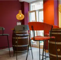 Innenbereich des Eiskaffee La Dolce Lucania in Feuchtwangen und Herrieden mit Weinfass-Tischen und modernen Sitzplätzen