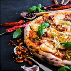 Frisch gebackene Pizza mit Basilikum und Gewürzen im Eiskaffee La Dolce Lucania in Feuchtwangen und Herrieden